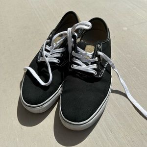 Vans Chima’s lighlty worn, black canvas
